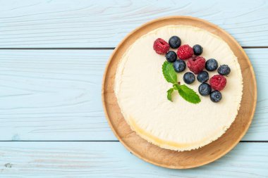 Ev yapımı cheesecake taze ahududu ve yaban mersini ile
