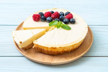 Ev yapımı cheesecake taze ahududu ve yaban mersini ile