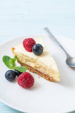 Ev yapımı cheesecake taze ahududu ve yaban mersini ile