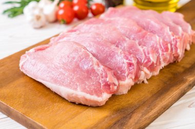 taze domuz ham filetosu ahşap tahta üzerinde