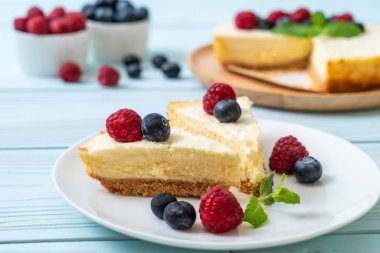 Ev yapımı cheesecake taze ahududu ve yaban mersini ile