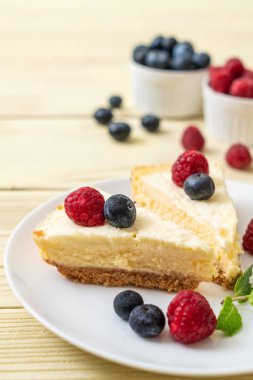 Ev yapımı cheesecake taze ahududu ve yaban mersini ile