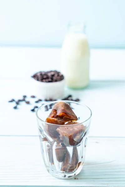 Kaffee Eiswürfel Mit Milch Auf Holztisch — Stockfoto