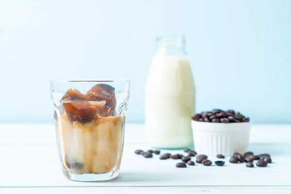 Ahşap Masa Üzerinde Sütlü Kahve Buz Küpleri — Stok fotoğraf