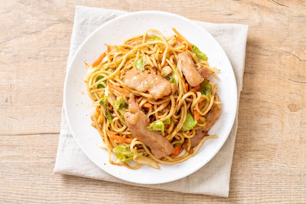 Fideos Yakisoba Fritos Con Cerdo Estilo Comida Asiática — Foto de Stock