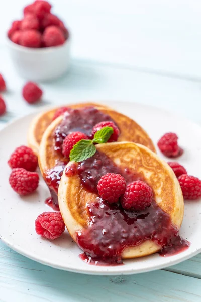 Crêpe Soufflée Aux Framboises Fraîches Sauce Aux Framboises — Photo