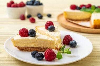 Ev yapımı cheesecake taze ahududu ve yaban mersini ile