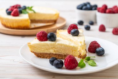 Ev yapımı cheesecake taze ahududu ve yaban mersini ile