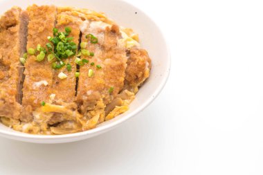 Beyaz arka plan üzerinde izole kızarmış domuz pirzola ekmek kapısı (Katsudon)