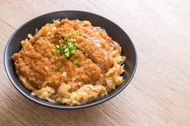 Kızarmış domuz pirzolası kasesi (Katsudon) - Japon yemek tarzı