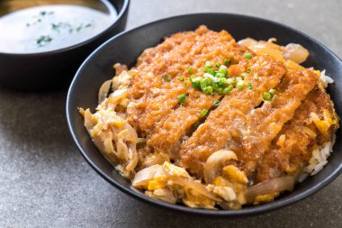 Kızarmış domuz pirzolası kasesi (Katsudon) - Japon yemek tarzı