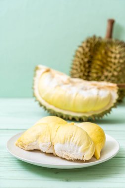 Ahşap zemin üzerinde taze Durian meyvesi