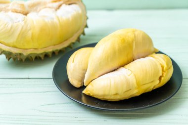 Ahşap zemin üzerinde taze Durian meyvesi