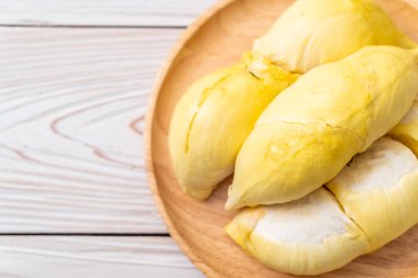Ahşap zemin üzerinde taze Durian meyvesi