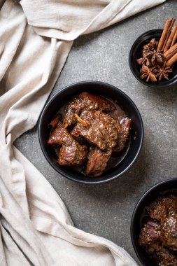 herb - Phuket Tayland geleneksel gıda tarzı ile domuz eti güveç