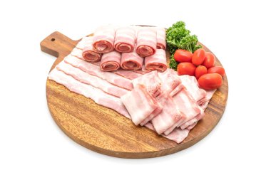 Dilimlenmiş domuz pastırması beyaz arka planda izole edilmiş.