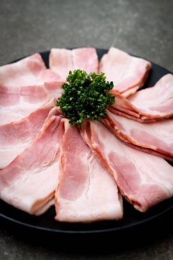 Çiğ domuz pastırma tabağa dilimlenmiş