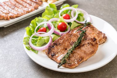 plaka üzerinde sebzeli ızgara domuz biftek