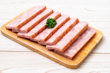 dilimlenmiş taze çiğ pastırma Barbekü