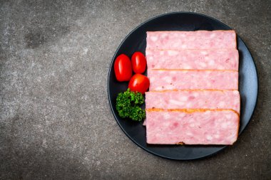 dilimlenmiş taze çiğ pastırma Barbekü