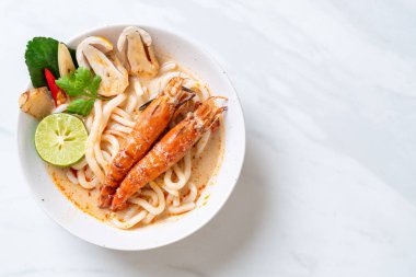 Baharatlı karides udon ramen noodle (Tom Yum Goong) - Japon füzyon gıda tarzı