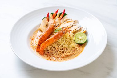 Baharatlı karides spagetti makarna (Tom Yum Goong) - İtalyan Füzyon gıda tarzı
