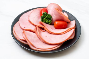 tabağa dilimlenmiş jambon füme