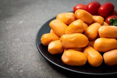 domuz eti kokteyl sosisi plaka üzerinde