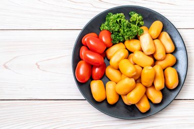 domuz eti kokteyl sosisi plaka üzerinde