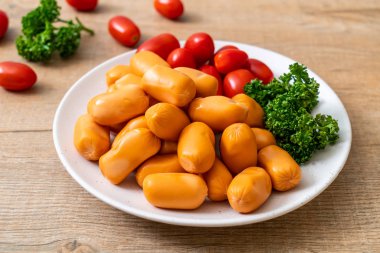 domuz eti kokteyl sosisi plaka üzerinde