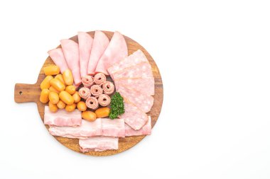 pastırma, sosis, jambon füme ve beyaz arka plan üzerinde izole Barbekü domuz pastırması