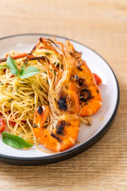 ızgara karides ve domates - İtalyan Füzyon gıda tarzı ile tavada kızartılmış spagetti