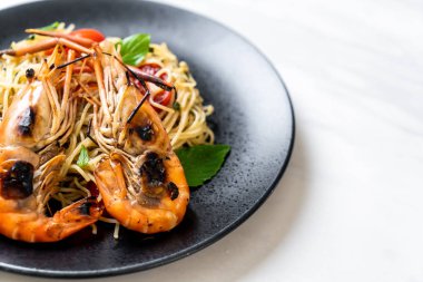 ızgara karides ve domates - İtalyan Füzyon gıda tarzı ile tavada kızartılmış spagetti