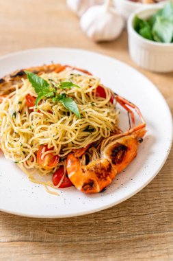 ızgara karides ve domates - İtalyan Füzyon gıda tarzı ile tavada kızartılmış spagetti