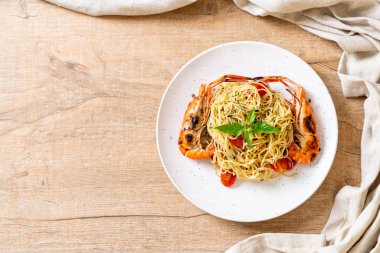 ızgara karides ve domates - İtalyan Füzyon gıda tarzı ile tavada kızartılmış spagetti