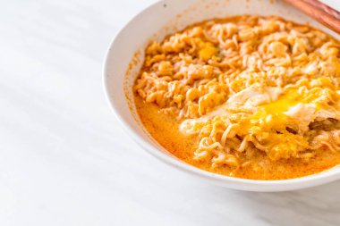 Tay baharatlı şehriye kase (Tom Yum Kung)