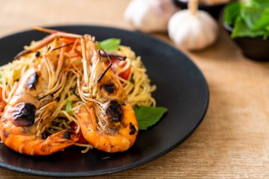 ızgara karides ve domates - İtalyan Füzyon gıda tarzı ile tavada kızartılmış spagetti