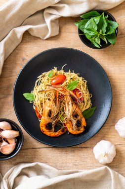 ızgara karides ve domates - İtalyan Füzyon gıda tarzı ile tavada kızartılmış spagetti