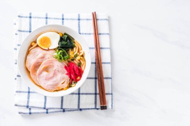Baharatlı miso udon ramen noodle ile domuz eti - Japon gıda tarzı