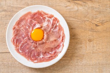 taze dilimlenmiş domuz ham yumurta pişirme veya shabu shabu ve sukiyaki yapma ile