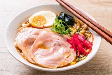 Baharatlı miso udon ramen noodle ile domuz eti - Japon gıda tarzı
