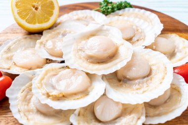 Ahşap tahta üzerinde taze kabuk tarak