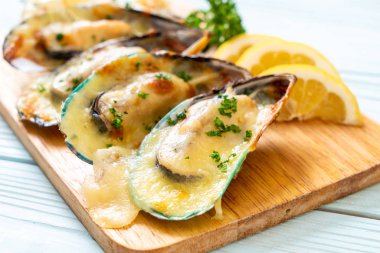 Peynirli taze midye.