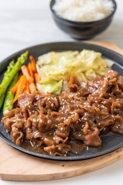 sıcak plaka - Asya tarzı domuz biftek dilimlenmiş