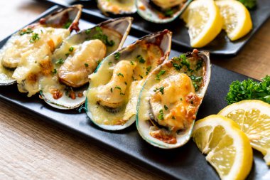 Peynirli taze midye.