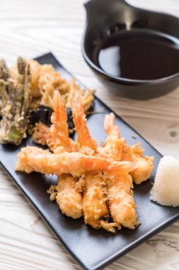 karides tempura (hırpalanmış kızarmış karides) sebze - Japon gıda tarzı
