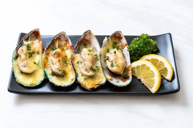 Peynirli taze midye.