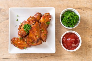 Beyaz susamlı ızgara tavuk kanadı.