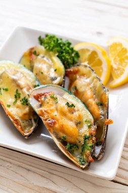 Peynirli taze midye.