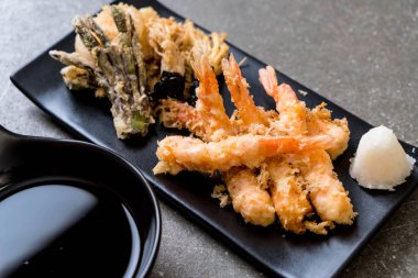 karides tempura (hırpalanmış kızarmış karides) sebze - Japon gıda tarzı